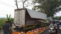 Truk Pengangkut Sirup Marjan Jebol Diduga Tidak Kuat Menahan Beban