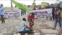 Jalan Rusak Parah KNPI Malingping dan Warga Aksi Tanam Pohon Pisang Jalan Rusak Parah KNPI Malingping dan Warga Aksi Tanam Pohon Pisang