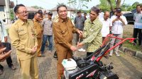Pj Gubernur Banten Al Muktabar Serahkan Bantuan Traktor Kepada Kelompok Tani