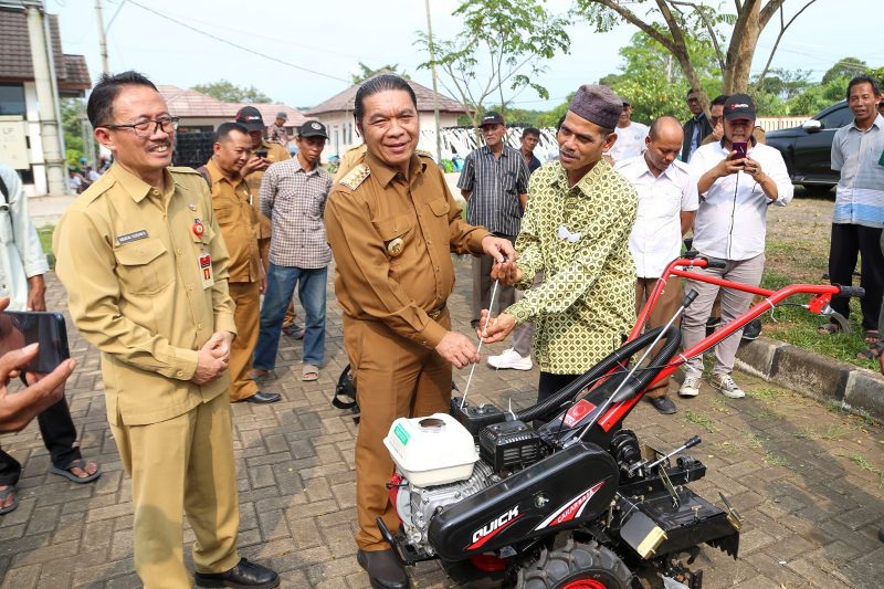 Pj Gubernur Banten Al Muktabar Serahkan Bantuan Traktor Kepada Kelompok Tani