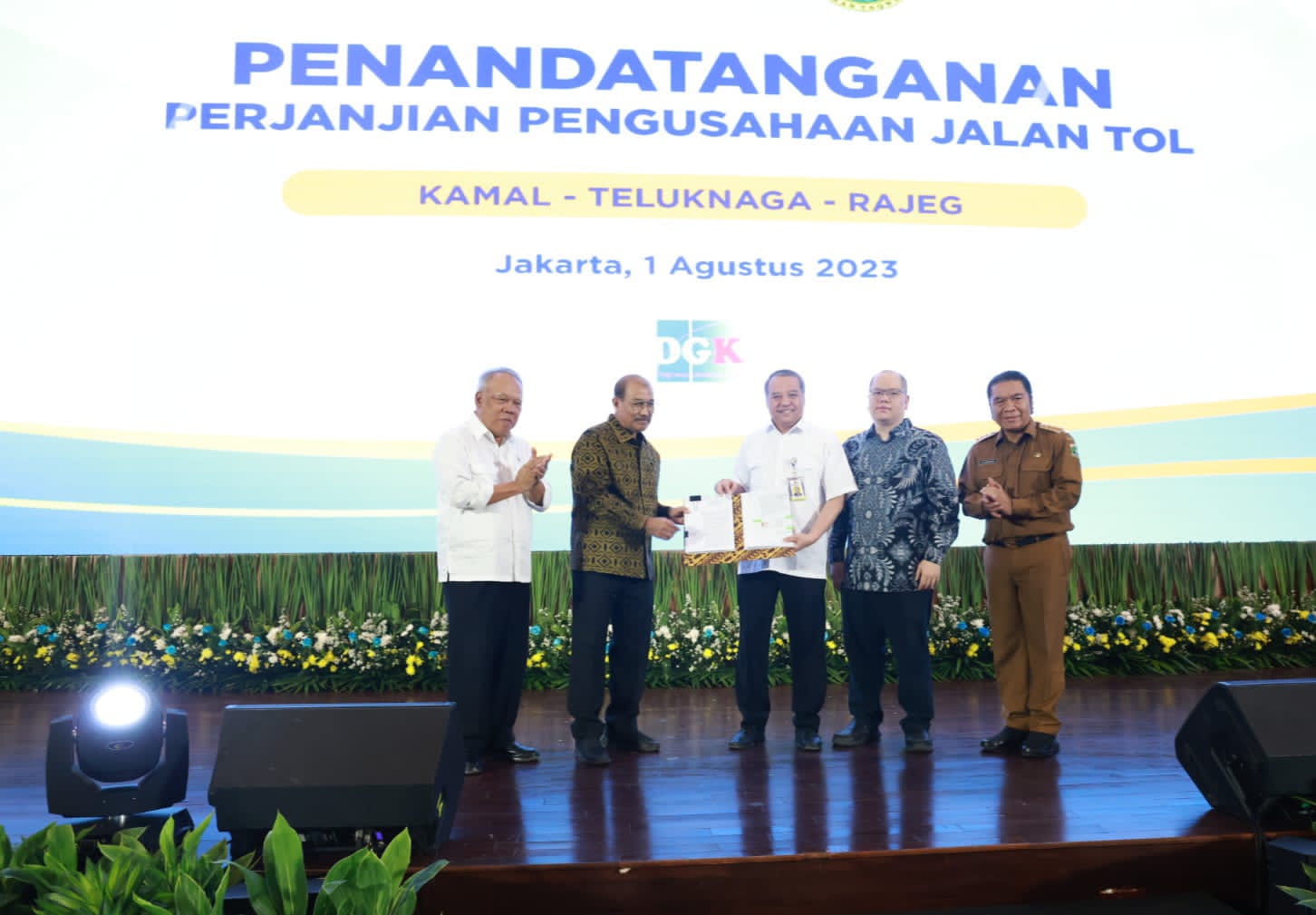 Pj Gubernur Banten Al Muktabar Saksikan Penandatanganan Perjanjian Pengusahaan Jalan Tol Kamal - Teluknaga - Rajeg