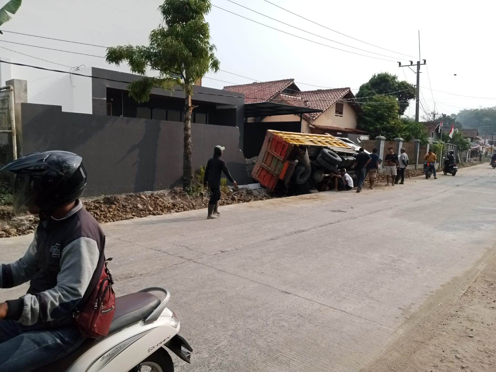 Truk Pengangkut Pasir Terguling dan Hantam Rumah Warga di Jalan Maulana Hasanudin