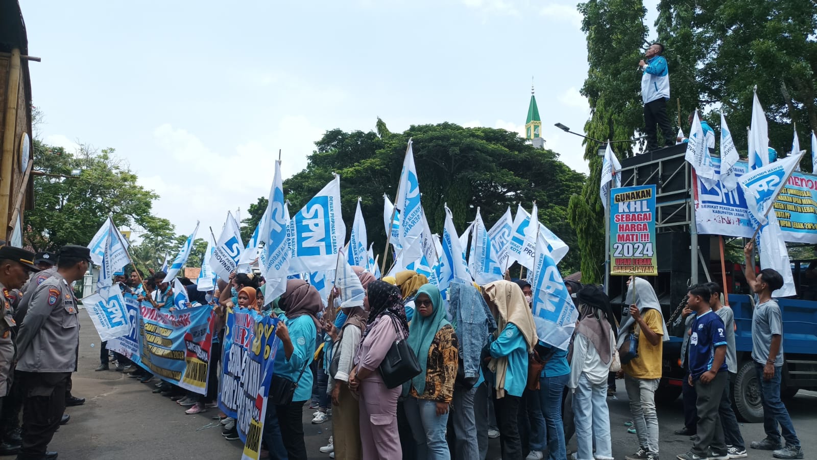 Ratusan Buruh Gelar Unjuk rasa di Depan Kantor Bupati Lebak, Tuntut Kenaikan Upah Kerja