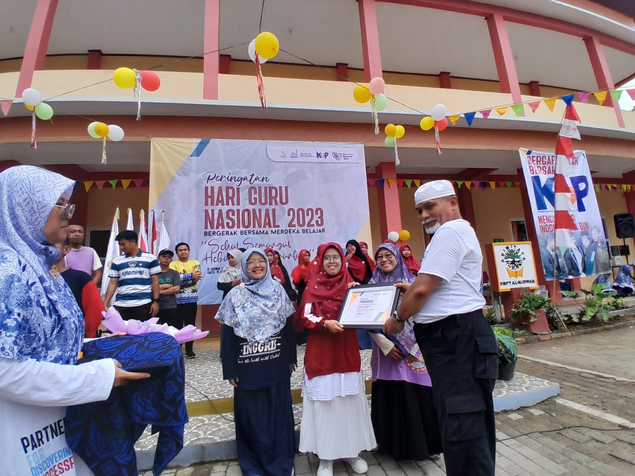 Meriahkan Hari Guru Nasional 2023 Civitas Al-Qudwah Gelar Apel dan Fun Games: Perkuat Solidaritas, Sinergisitas dan Junjung Mutu Pendidikan.