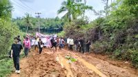Aliansi Mahasiswa Lebak Selatan dan  Ratusan Warga Kecamatan Cihara  Gelar Unras di Jalan Rusak Berlumpur