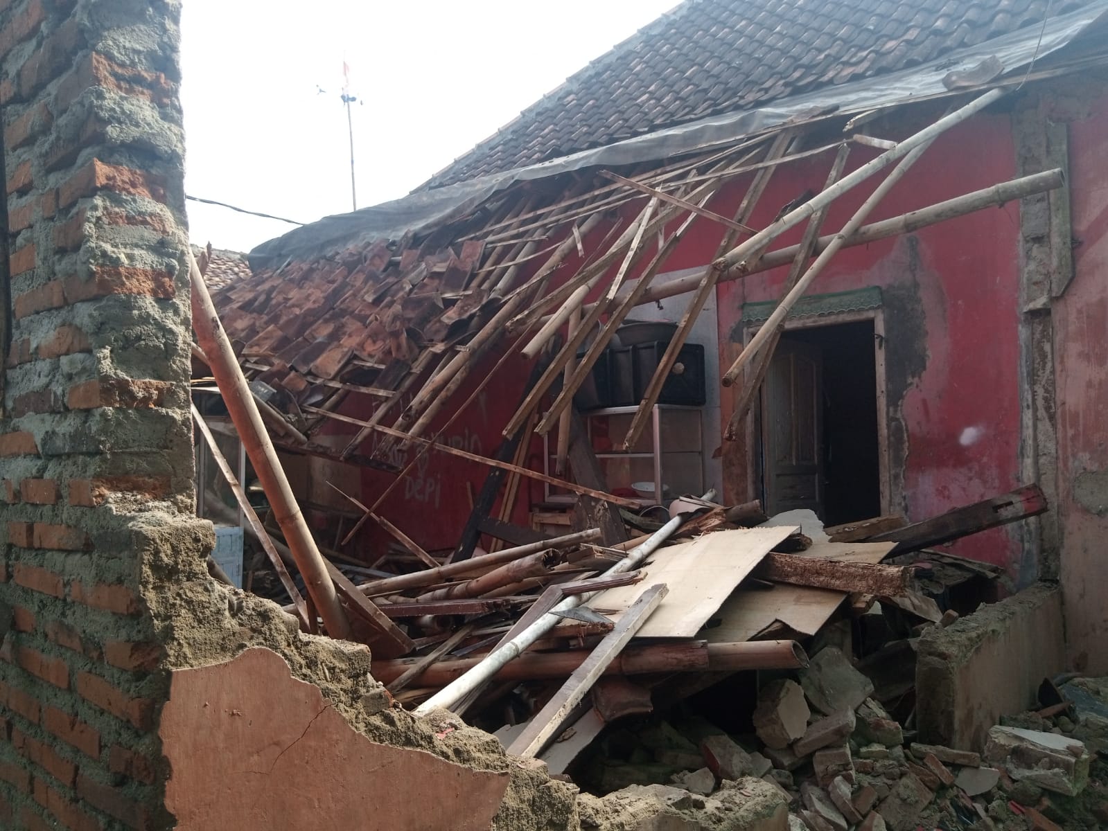 Hujan Deras, Rumah Warga Bojongleles Roboh