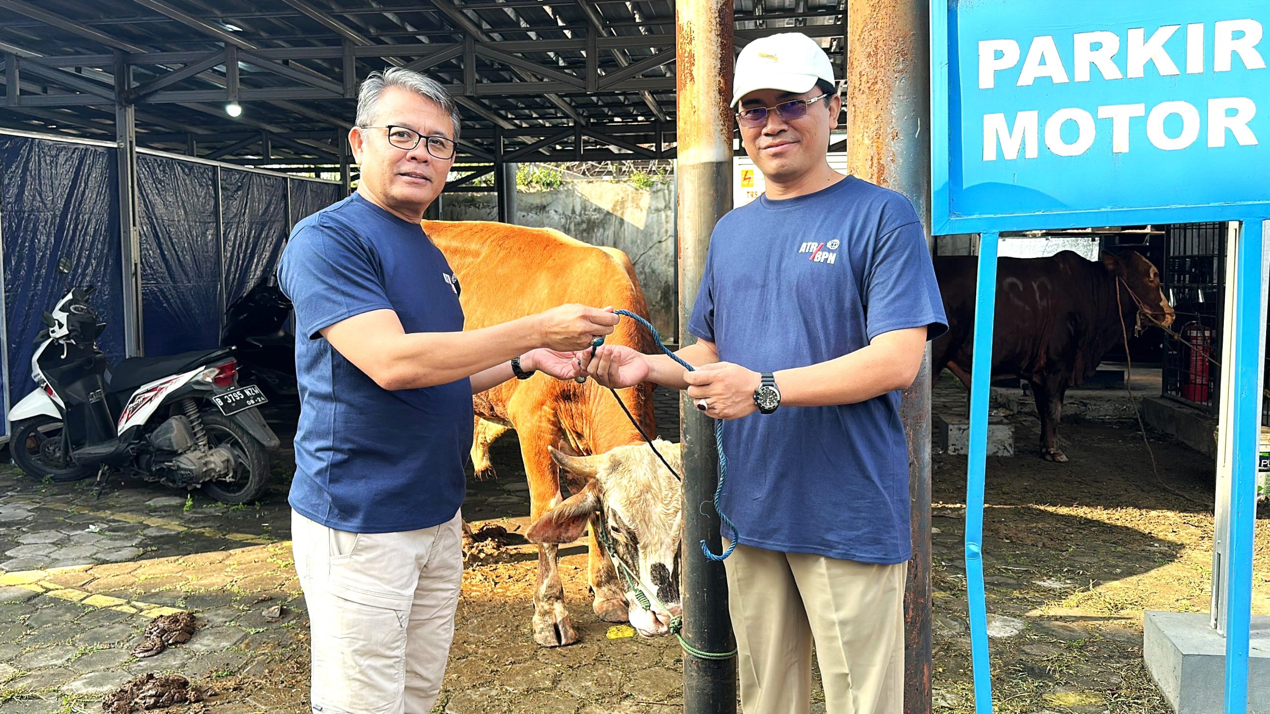 Pegawai Kantor ATR/BPN Kabupaten Tangerang, Salurkan Hewan Kurban di Hari Raya Idul Adha 1445 H