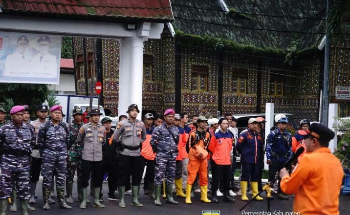 Bupati Tanah Datar Eka Putra, Lepas Tim Ekspedisi Sungai Sigarunggung Gunung Marapi Membersihkan Aliran Sungai 