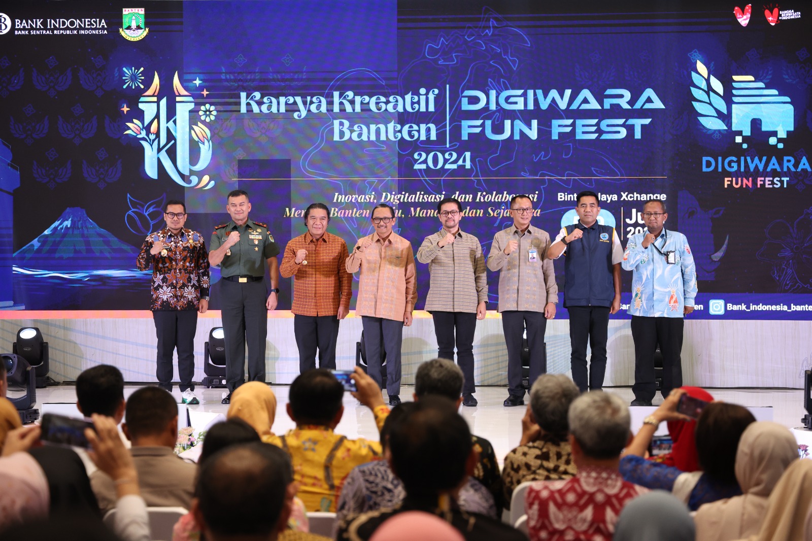 Pj Gubernur Banten Kenakan Wastra Tenun Baduy dalam Pembukaan Karya Kreatif Banten