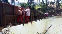 Demi Sekolah, Pelajar SD di Sukabumi Bergelantungan di Jembatan Gantung Hampir Putus