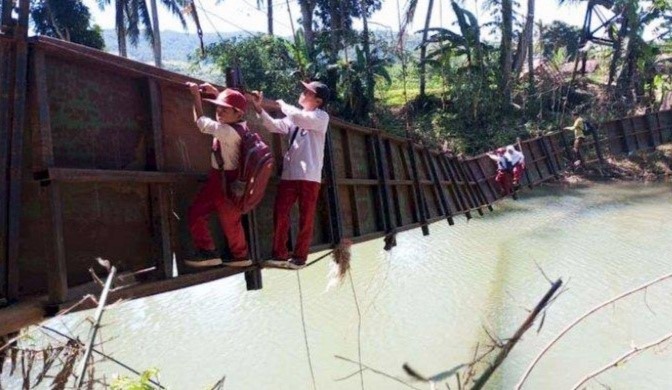 Demi Sekolah, Pelajar SD di Sukabumi Bergelantungan di Jembatan Gantung Hampir Putus