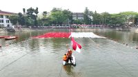 Bendera Merah Putih Raksasa di Danau Retensi, Pj Gubernur Banten Apresiasi Kolaborasi Relawan dan Pemerintah