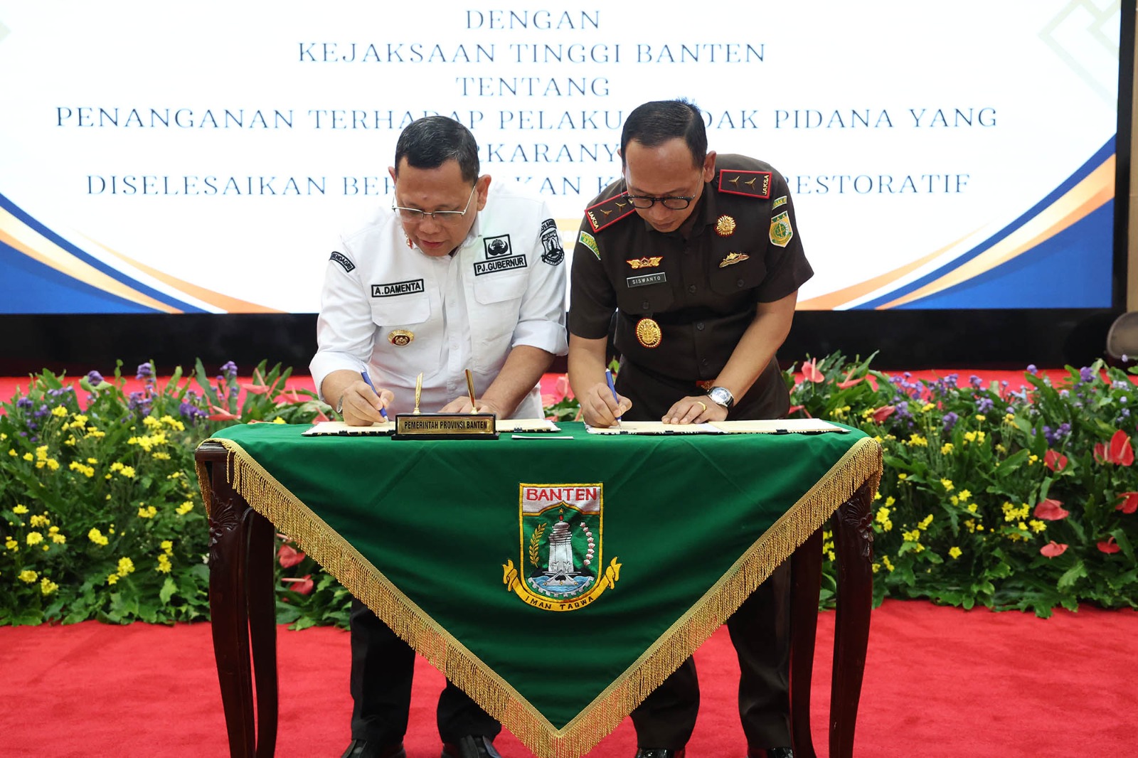 Serang, Bantengate.d--Penjabat (Pj) Gubernur Banten A Damenta, mengatakan, Pemerintah Provinsi Banten bersama Kejaksaan Tinggi (Kejati) Banten sepakat mewujudkan keadilan restoratif. Kesepakatan itu menjadi momentum kebersamaan dalam penyediaan sarana dan prasarana penunjang program-program pelatihan dan pembinaan kewirausahaan, ketenagakerjaan, rehabilitasi sosial serta instalasi Balai Rehabilitasi Adhyaksa bagi masyarakat Banten. Demikian disampaikan A Damenta dalam sambutan Penandatanganan Kesepakatan Bersama antara Pemerintah Provinsi Banten dengan Kejati Banten tentang Penanganan Terhadap Pelaku Tindak Pidana yang Perkaranya Diselesaikan Berdasarkan Keadilan Restoratif di Pendopo Gubernur Banten, KP3B Curug, Kota Serang, Rabu (8/1/2025). "Kita ketahui bersama bahwa keadilan restoratif sebagai pendekatan dalam penanganan perkara tindak pidana yang dilakukan dengan melibatkan para pihak, baik korban, keluarga korban, terdakwa atau keluarga terdakwa dan atau pihak lain yang terkait dengan proses dan tujuan yang mengupayakan pemulihan dan bukan hanya pembalasan," ungkap A Damenta. Secara teori, kata A Damenta, restoratif menjadi upaya dalam memulihkan hubungan korban tindak pidana dengan terdakwa dan atau masyarakat. "Pemprov Banten menyambut baik penandatanganan kesepakatan bersama ini dan mengucapkan terima kasih kepada Kepala Kejati Banten atas penandatanganan kesepakatan bersama ini dalam melindungi masyarakat Banten dalam penanganan perkara berdasarkan keadilan restoratif," katanya. "Hal itu untuk memenuhi rasa keadilan masyarakat dengan menyeimbangkan antara kepastian hukum dan kemanfaatan dalam pelaksanaan kewenangan penuntutan berdasarkan hukum dan hati nurani," sambungnya. Selanjutnya, A Damenta menyampaikan penandatanganan kesepakatan bersama tersebut menjadi momentum kebersamaan dalam penyediaan sarana dan prasarana penunjang program-program pelatihan dan pembinaan kewirausahaan, ketenagakerjaan, rehabilitasi sosial serta instalasi Balai Rehabilitasi Adhyaksa bagi masyarakat Banten yang berhadapan dengan hukum dalam penanganan perkara melalui keadilan restoratif. "Serta memberikan perlindungan masyarakat Banten yang berhadapan dengan hukum dalam penanganan perkara berdasarkan keadilan restoratif serta mempersiapkan mekanisme dan tata cara administrasi dalam penanganan perkara melalui keadilan restoratif," imbuhnya. Dijelaskan oleh Kepala Kejati Banten Siswanto, kesepakatan bersama itu merupakan tindak lanjut terhadap pelaku tindak pidana yang diselesaikan berdasarkan keadilan restoratif. Diketahui, sebagian besar para pelaku tersebut dilatarbelakangi melakukan tindak pidana itu antara lain terkait masalah ekonomi. "Setelah kita selesaikan perkaranya dengan restorative justice, apa yang kita berikan supaya para pelaku tidak mengulangi perbuatannya. Salah satunya kita bekerjasama dengan pemerintah daerah untuk mencari solusinya," ujarnya. Selanjutnya, Siswanto mengatakan dengan kesepakatan bersama tersebut, nantinya para pelaku tindak pidana yang perkaranya diselesaikan berdasarkan keadilan restoratif itu diberikan pembinaan dan pelatihan. "Jadi ada solusi untuk mengatasi permasalahan mereka, tidak hanya diberhentikan selesai perkaranya. Tetapi ada solusi dengan harapan tidak terjadi tindak pidana berikutnya," katanya. Pada tahun 2024, kata Siswanto, terdapat 28 perkara yang diselesaikan dengan keadilan restoratif. Sehingga diharapkan dengan adanya kesepakatan bersama tersebut dapat memberikan solusi terhadap hal itu. "Ini juga diperuntukan bagi masyarakat Banten, jadi pelaku yang memang secara administrasi penduduk Banten yang meliputi Kabupaten/Kota di Provinsi Banten. Setelah itu tindakan kebijakan dengan Pemda untuk bagaimana pembinaan dan diharapkan agar tidak mengulangi tindak pidana," pungkasnya. Sebagai informasi, pada kesempatan tersebut juga dilaksanakan penandatangan Kesepakatan bersama antara Pemerintah Kabupaten/Kota se-Provinsi Banten dengan Kejari se-Provinsi Banten tentang Penanganan Terhadap Pelaku Tindak Pidana yang Perkaranya Diselesaikan Berdasarkan Keadilan Restoratif. Serta dilanjutkan dengan penandatangan Perjanjian Kerja Sama (PKS) antara sejumlah OPD di Lingkungan Pemprov Banten dengan Kejati Banten.--(adpim/red)