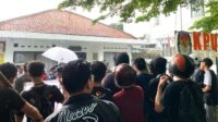 Mahasiswa Protes di  Kantor KPU Lebak Beli Mobil Dinas Rp1,8 Miliar