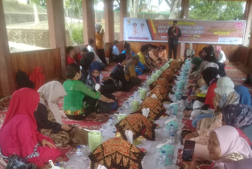 Yuk Marandang, Wabup Ahmad Fadly Makan Bajamba Bersama Rombongan Master Chefs Internasional