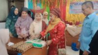 Ketua TP PKK Tanah Datar Ny. Lise Eka Putra Beserta Rombongan Anjangsana ke Keluarga Veteran