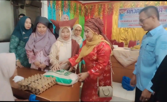 Ketua TP PKK Tanah Datar Ny. Lise Eka Putra Beserta Rombongan Anjangsana ke Keluarga Veteran