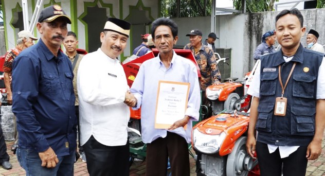 Pemkab Tangerang Serahkan 37 Unit Alsintan kepada Kelompok Tani