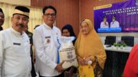 Pemkab Tangerang Salurkan Bantuan Beras untuk 1.725 Keluarga di Desa Rawan Pangan