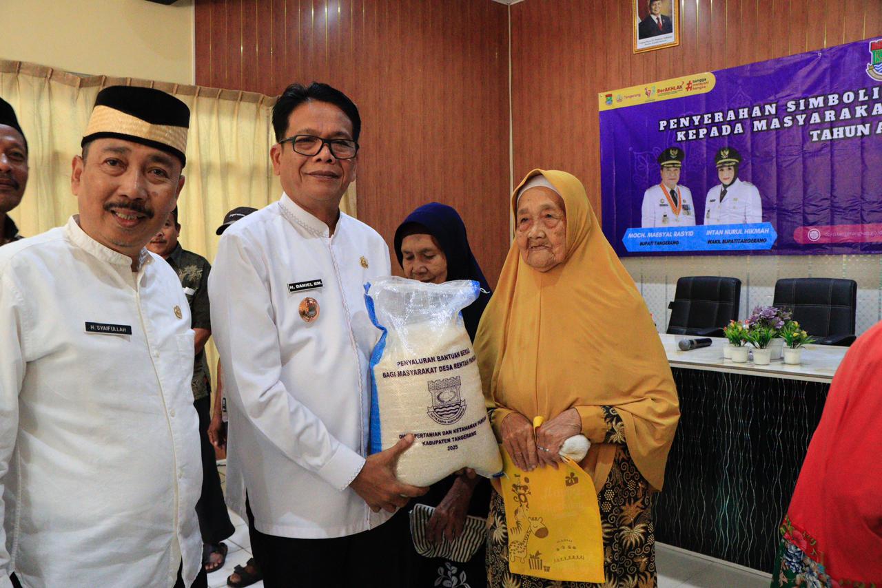 Pemkab Tangerang Salurkan Bantuan Beras untuk 1.725 Keluarga di Desa Rawan Pangan