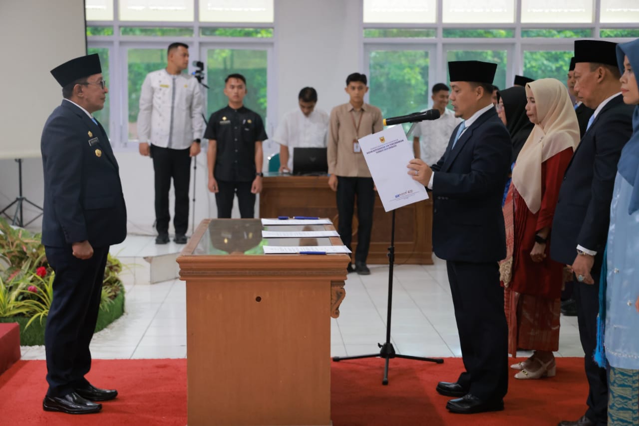 Bupati Tanah Datar Lantik 34 Pejabat Manajerial, Tekankan Kinerja dan Integritas