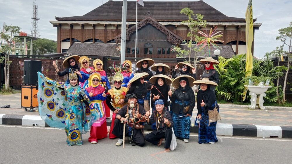 Paguyuban Masyarakat Banten Ikut Tari Jepin Massal, Rayakan HUT ke-254 Kota Pontianak dengan Semangat Kebersamaan