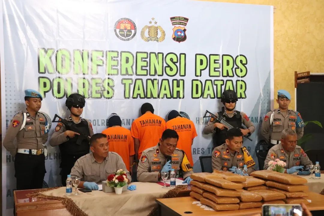 Satresnarkoba Polres Tanah Datar Amankan 27 Paket Ganja dari Mobil Pikap