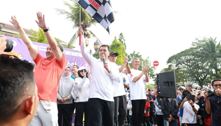 Bupati Tangerang Tebar Benih Ikan dan Lepas Peserta Gerak Jalan Sehat