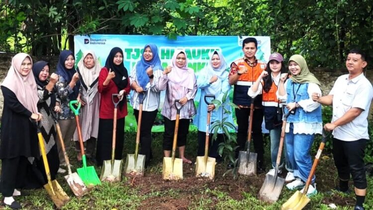 PT Wijaya Karya Serang Panimbang Tanam 100 Pohon di SDN Cimaung 4 Lewat Program TJSL