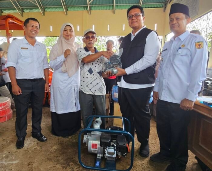Wabup Tanah Datar Serahkan Bantuan Alsintan untuk 38 Kelompok Tani