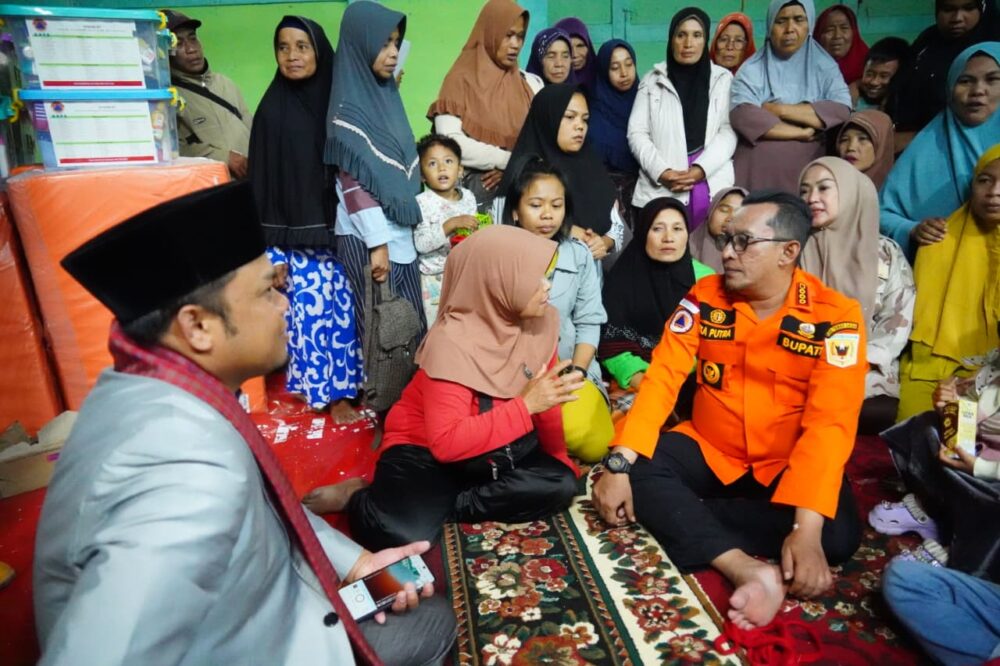 Bupati Tanah Datar Eka Putra Tinjau Pengungsi Banjir Bandang di X Koto dan Serahkan Bantuan Darurat