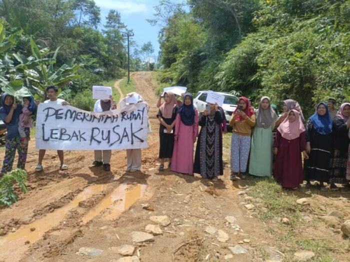 Warga Desa Cikaret Gelar Aksi, Tuntut Perbaikan Jalan Poros Cikaret - Pasar Kupa