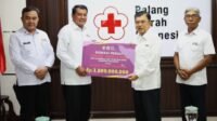 Bupati Tangerang Serahkan Donasi Rp1,5 Miliar untuk Korban Banjir Bandang dan Longsor di Sumatera