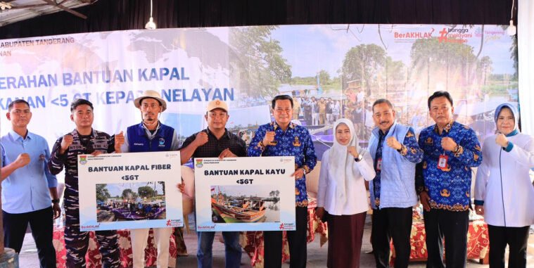 Pemkab Tangerang Serahkan 9 Kapal Tangkap Ikan untuk Nelayan Pesisir Kronjo