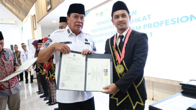 Bupati Tangerang Maesyal Rasyid, Serahkan Sertifikat Guru PAI Profesional 2025