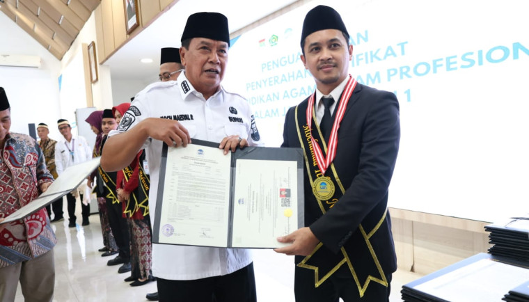 Bupati Tangerang Maesyal Rasyid, Serahkan Sertifikat Guru PAI Profesional 2025