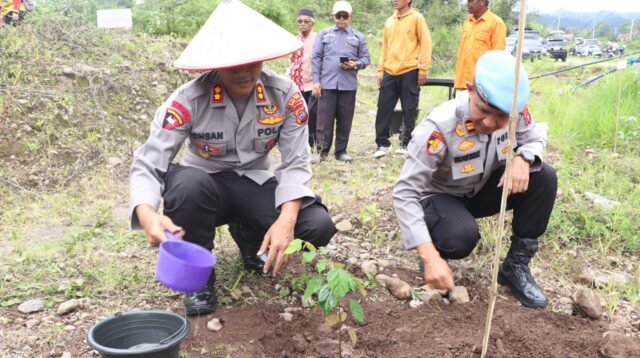 Kapolres Tanah Datar dan Forkopimda Tanam 1.000 Pohon di Lokasi Rawan Banjir Bandang