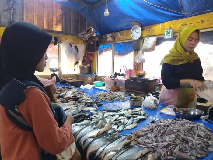 Cuaca Ekstrem Picu Kenaikan Harga Ikan di Pasar Rangkasbitung