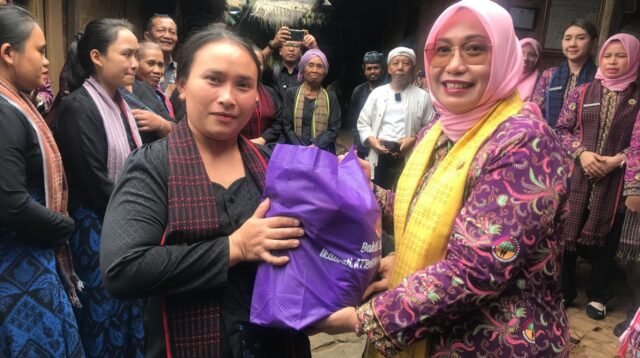 ikawati-kementerian-atr-bpn-salurkan-120-paket-bansos-untuk-warga-baduy