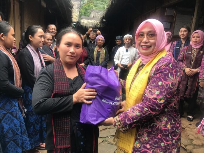 ikawati-kementerian-atr-bpn-salurkan-120-paket-bansos-untuk-warga-baduy