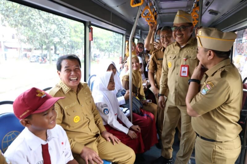 Bupati dan Wakil Bupati Tangerang Resmikan Halte Bus Sekolah Gratis di Tigaraksa