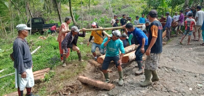 Jembatan Penghubung Malingping Utara–Sanghiang Ambruk, Warga Bangun Secara Swadaya