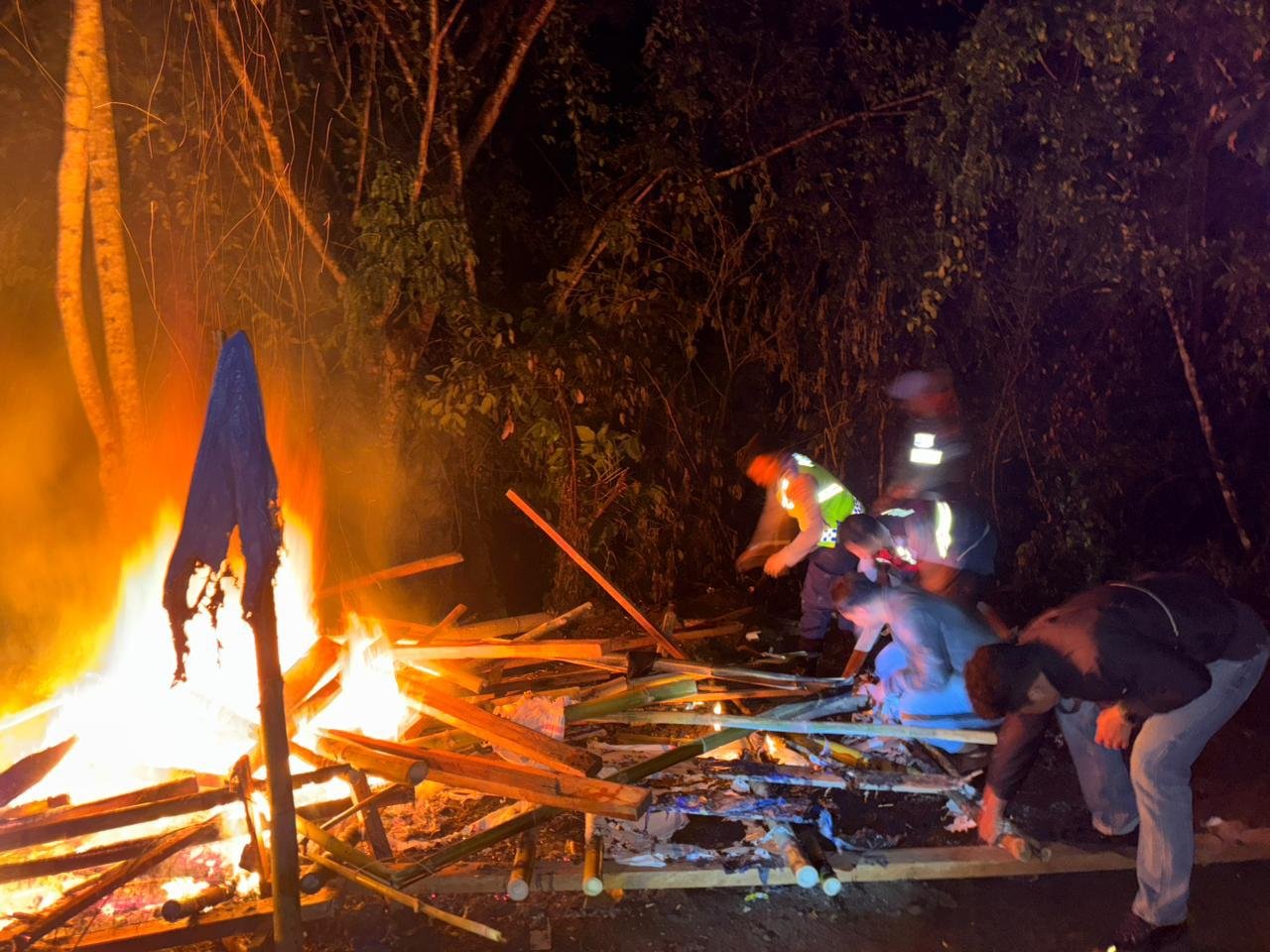 Polres Tanah Datar Tertibkan Aktivitas PETI di Simawang, Pondok Liar Dibakar