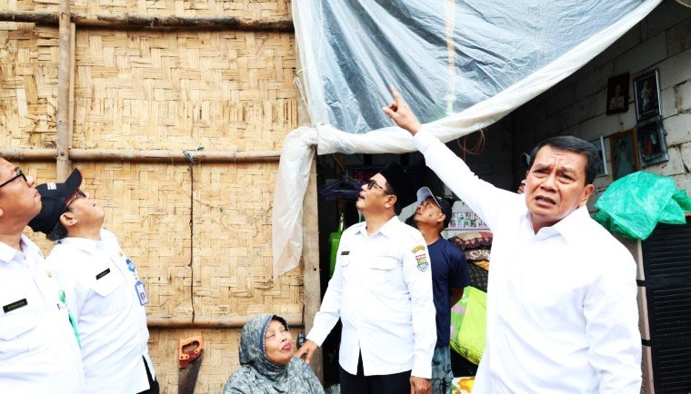 Bupati Tangerang Maesyal Rasyid, Bangun Rumah Janda Lansia Korban Hujan Angin di Desa Talok