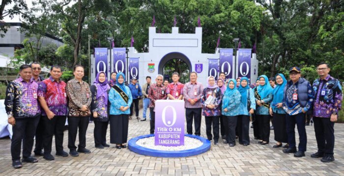 Tangerang — Pemerintah Kabupaten Tangerang meresmikan Tugu Titik Nol Kabupaten Tangerang sebagai Zona Literasi Digital, Kamis (15/1/2026). Peresmian ini menandai pemanfaatan kawasan ikonik tersebut sebagai ruang publik berbasis edukasi dan teknologi informasi. Asisten Daerah Bidang Administrasi Umum Kabupaten Tangerang, Firzada Mahalli, mengatakan Tugu Titik Nol tidak hanya berfungsi sebagai penanda geografis, tetapi juga menjadi simbol identitas, arah pembangunan, serta kebanggaan masyarakat Kabupaten Tangerang. “Tugu Titik Nol merupakan simbol awal dan jati diri Kabupaten Tangerang. Dari titik ini kita menegaskan arah pembangunan sekaligus mengingatkan pada sejarah dan cita-cita bersama masyarakat,” ujar Firzada. Tugu Titik Nol yang dibangun pada tahun 2025 ini memiliki luas sekitar 1.100 meter persegi. Kawasan tersebut kini dimanfaatkan sebagai Zona Literasi Digital dan direncanakan akan dikembangkan lebih lanjut menjadi Technopark. Sebagai Zona Literasi Digital, area Tugu Titik Nol telah dilengkapi dengan fasilitas internet gratis yang dapat diakses masyarakat setiap hari mulai pukul 08.00 hingga 20.00 WIB, serta berbagai sarana pendukung literasi digital lainnya yang menunjang kegiatan edukasi dan pembelajaran berbasis teknologi. Sementara itu, Kepala Badan Perencanaan Pembangunan Daerah (Bappeda) Kabupaten Tangerang, Erwin Mawandy, menyebutkan bahwa peresmian ini menjadi momentum penting untuk memperkenalkan Tugu Titik Nol kepada masyarakat luas sekaligus membuka ruang partisipasi publik. “Kami berharap kawasan ini dapat berkembang sebagai ruang edukasi, ruang interaksi sosial, dan ruang publik yang inklusif. Zona Literasi Digital ini diharapkan mampu mendorong peningkatan kualitas sumber daya manusia, khususnya dalam pemanfaatan teknologi dan informasi di era digital,” kata Erwin. Peresmian tersebut turut dihadiri Ketua TP PKK Kabupaten Tangerang, Hj. Rismawati Maesyal Rasyid, serta sejumlah pelajar yang diperkenalkan langsung dengan berbagai fasilitas literasi digital yang dapat dimanfaatkan sebagai sarana edukasi dan pengembangan kompetensi digital.--(red)