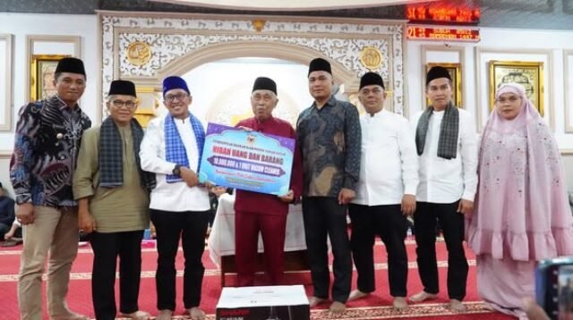Bupati Tanah Datar Eka Putra, Safari Ramadhan di Masjid Jihad Kawai  Ajak Warga Tanam Kebaikan