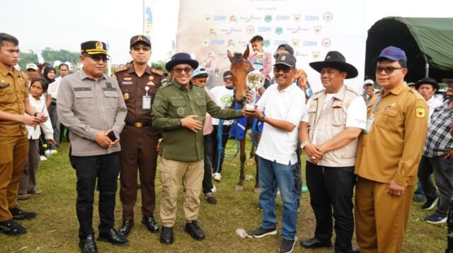 Bupati Eka Putra resmi membuka Pacu Kuda Wirabraja Open Race 2026 di Tanah Datar. Diikuti 93 kuda, ajang alek anak nagari ini kembali digelar usai vakum 3 tahun.