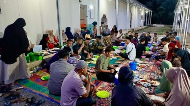 Buka Puasa Bersama di Huntara Sumpur, Warga dan Pemerintah Perkuat Solidaritas Pascagalodo