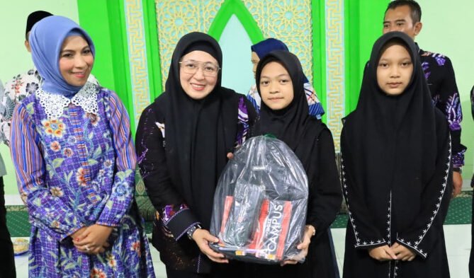 Wabup Tangerang Intan Nurul Hikmah dan Istri Menteri ESDM Silaturahmi ke Ponpes Al Ikhlas Assalam