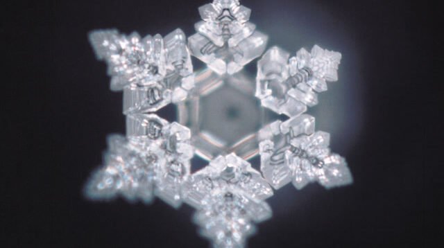 Water Memory & Air Zam-zam: Penjelasan Sains di Balik Keajaiban Air Berkah